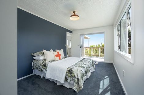 Photo of property in 15 Piha Road, Piha, New Lynn, 0772