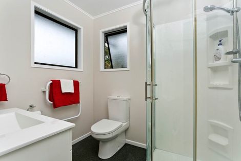 Photo of property in 4 Trinidad Road, Sunnynook, Auckland, 0620