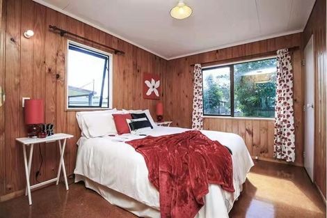 Photo of property in 20 Yeovil Road, Te Atatu Peninsula, Auckland, 0610