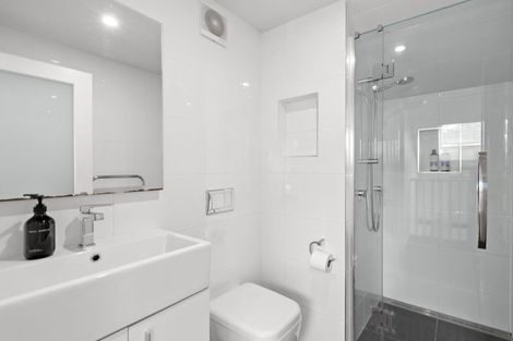 Photo of property in 17 West Road, Northland, Wellington, 6012