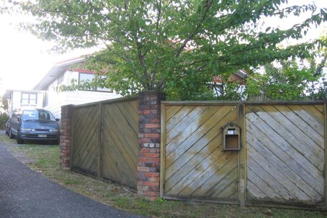 Photo of property in 1/219 Glenfield Road, Hillcrest, Auckland, 0627