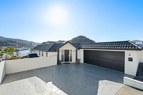 Photo of property in 37 Waikawa Road, Picton, 7220