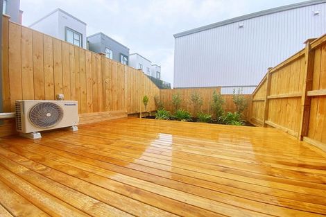 Photo of property in 32 Kuaha Road, Massey, Auckland, 0614