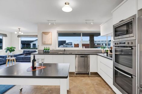 Photo of property in 6 Saint Andrews Parkway, Waiwhakaiho, New Plymouth, 4312
