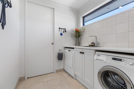 Photo of property in 1 Tupare Place, Highlands Park, New Plymouth, 4312