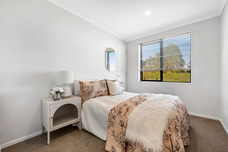 Photo of property in 13 Maureen Close, East Tamaki Heights, Auckland, 2016