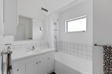 Photo of property in 8 Blenheim Place, Vogeltown, New Plymouth, 4310