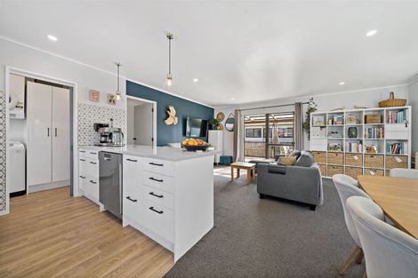 Photo of property in 80 Kervil Avenue, Te Atatu Peninsula, Auckland, 0610