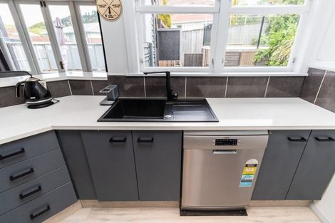 Photo of property in 30 Collins Avenue, Tawa, Wellington, 5028