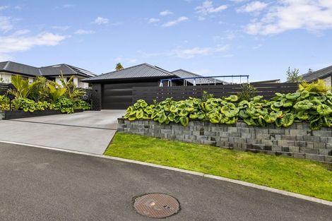Photo of property in 8 Oakmont Crescent, Waiwhakaiho, New Plymouth, 4312