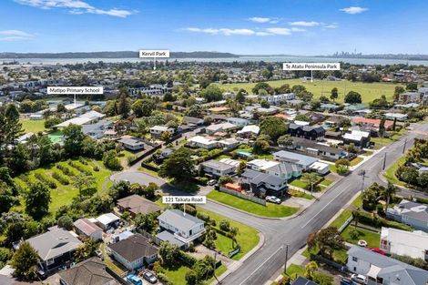 Photo of property in 121 Taikata Road, Te Atatu Peninsula, Auckland, 0610