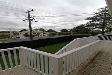 Photo of property in 1/111 Lincoln Park Avenue, Massey, Auckland, 0614