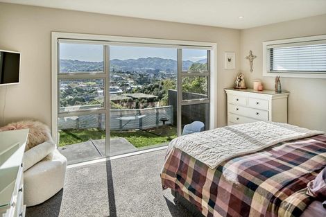 Photo of property in 10 Madeira Close, Whitby, Porirua, 5024