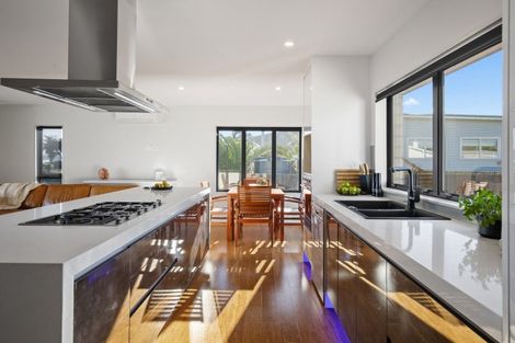 Photo of property in 25 Kawakawa Bay Coast Road, Kawakawa Bay, Papakura, 2585