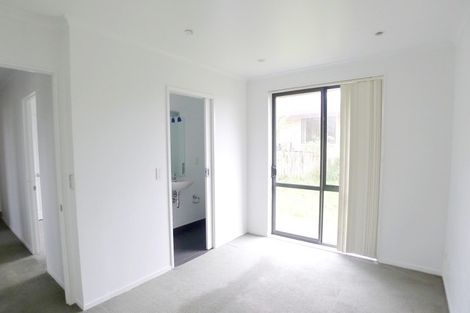 Photo of property in 9 Plumstead Rise, Glen Eden, Auckland, 0602