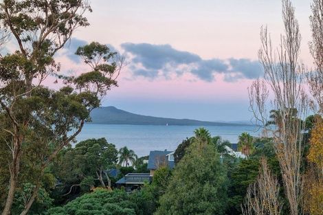 Photo of property in 39 Eastcliffe Road, Castor Bay, Auckland, 0620