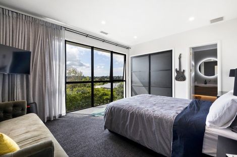 Photo of property in 90 Marine Parade, Mellons Bay, Auckland, 2014