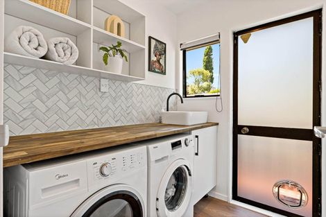 Photo of property in 1/85 Kaurilands Road, Titirangi, Auckland, 0604