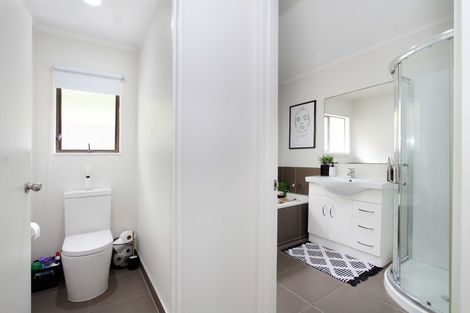 Photo of property in 1/27 Sovereign Place, Glenfield, Auckland, 0629