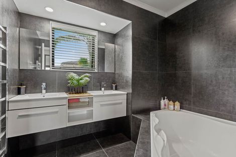 Photo of property in 4 Nadine Place, Mangere Bridge, Auckland, 2022