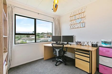 Photo of property in 2/1 Landsdale Place, Massey, Auckland, 0614