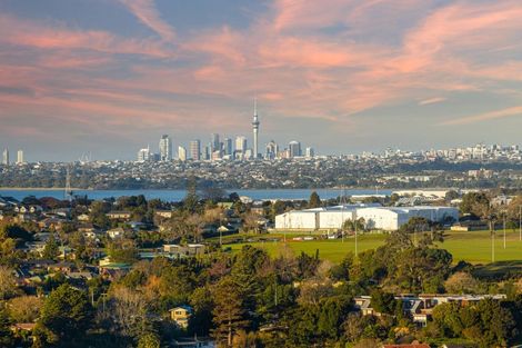 Photo of property in 1 Buscomb Avenue, Henderson, Auckland, 0610