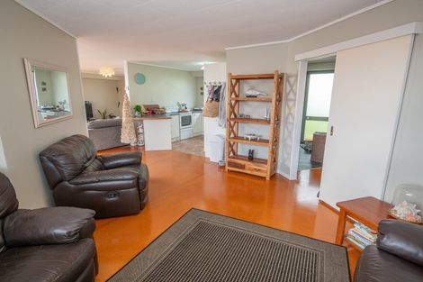 Photo of property in 2 Dudley Crescent, Cable Bay, 0420