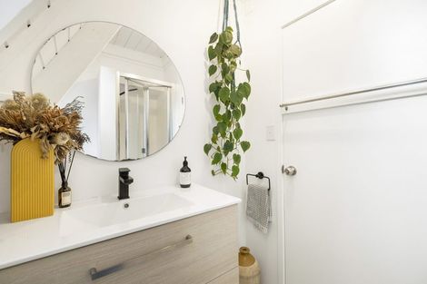 Photo of property in 1/5 Glenbush Place, Birkenhead, Auckland, 0626