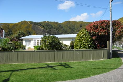 Photo of property in 17 Birdwood Road, Waterloo, Lower Hutt, 5011