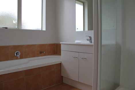 Photo of property in 28 Les Marston Place, Pukekohe, 2120