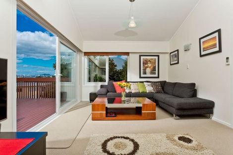 Photo of property in 2/10a Wernham Place, Northcote, Auckland, 0626