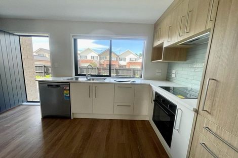 Photo of property in 2 Mikoikoi Crescent, Mangere Bridge, Auckland, 2022