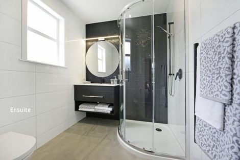 Photo of property in 10f1- Victoria Street, Ebdentown, Upper Hutt, 5018
