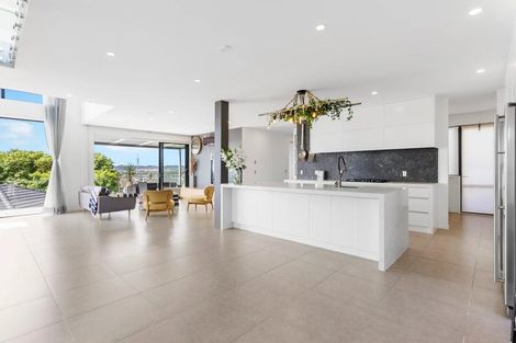 Photo of property in 13 Bartells Drive, Goodwood Heights, Auckland, 2105