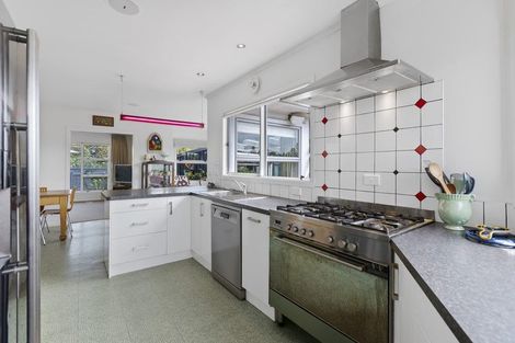 Photo of property in 8 Blenheim Place, Vogeltown, New Plymouth, 4310