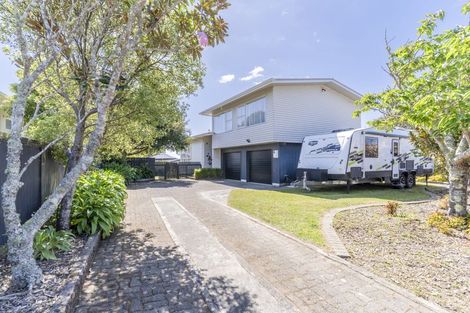 Photo of property in 48 Churton Drive, Churton Park, Wellington, 6037