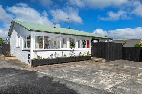 Photo of property in 5 Don Buck Road, Henderson, Auckland, 0614