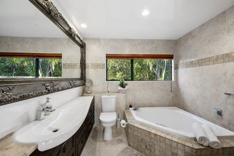 Photo of property in 28 Tyrico Close, Unsworth Heights, Auckland, 0632