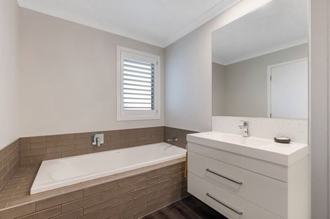 Photo of property in 1 Waimarama Court, Roslyn, Palmerston North, 4414