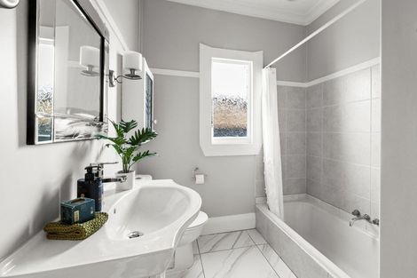 Photo of property in 15 Taradale Road, Marewa, Napier, 4110