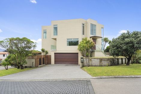Photo of property in 2 Metzenthin Close, Raumati South, Paraparaumu, 5032