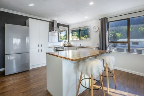 Photo of property in 76 Omapere Street, Whitby, Porirua, 5024