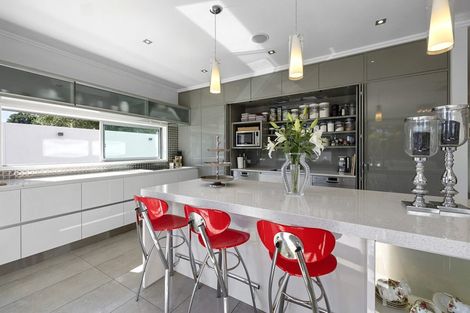 Photo of property in 10 Pendarves Street, New Plymouth, 4310