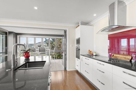 Photo of property in 8 Piper Way, Newlands, Wellington, 6037