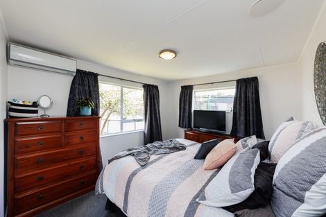 Photo of property in 3 Forbes Place, Kelvin Grove, Palmerston North, 4414