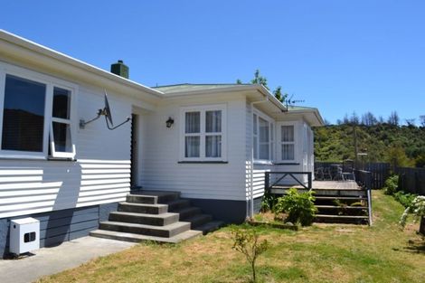 Photo of property in 4 Lees Grove, Wainuiomata, Lower Hutt, 5014