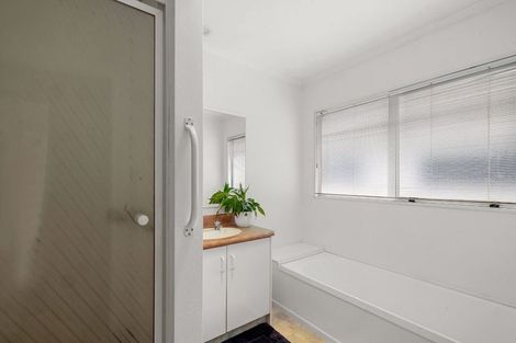Photo of property in 1 Strandon Place, Strandon, New Plymouth, 4312
