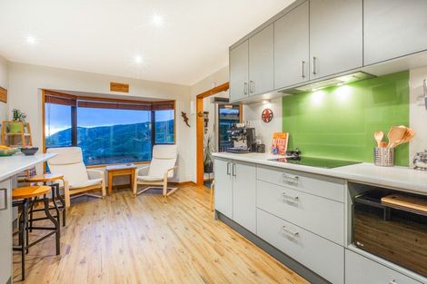 Photo of property in 104 Airlie Road, Plimmerton, Porirua, 5026