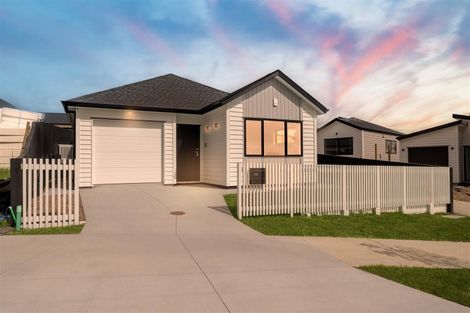 Photo of property in 52 Whakairo Crescent, Gulf Harbour, Whangaparaoa, 0930