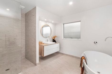 Photo of property in 37 Lothian Brae, Wattle Downs, Auckland, 2103